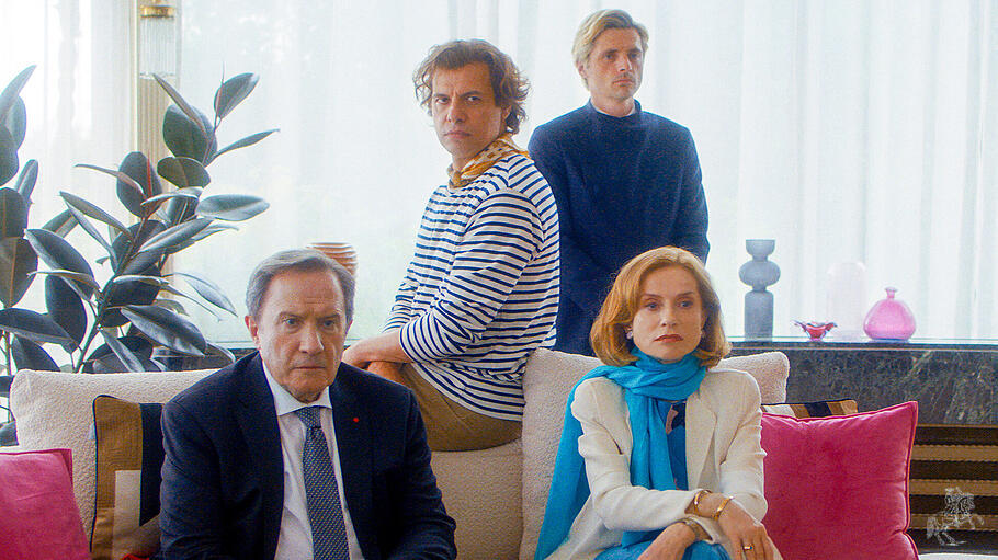 Die Milliard&auml;rin Marianne Farr&egrave;re (Isabelle Huppert) w&auml;hnt sich in vertrauter Runde &ndash; Ehemann Guy (Andr&eacute; Marcon), Fotograf und &bdquo;Freund&ldquo; der Familie Pierre-Alain Fantin (Laurent Lafitte) und der Butler J&eacute;r&ocirc;me Bonjean (Rapha&euml;l Personnaz, von links).