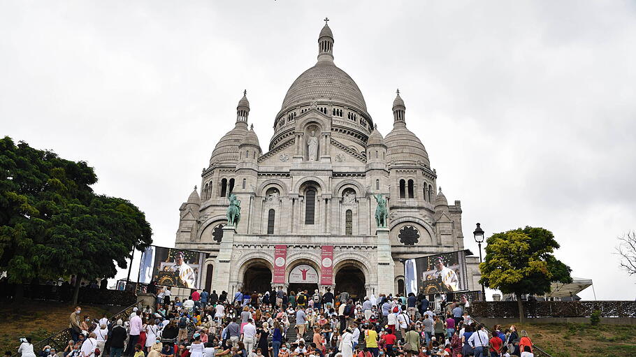 Sacré Coeur: Pilger aus vielen Nationen und Gruppen vereint die Herz-Jesu-Verehrung auf dem Montmartre.