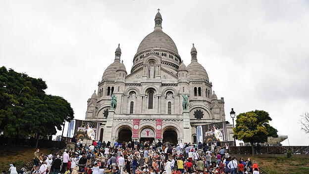 Sacré Coeur: Pilger aus vielen Nationen und Gruppen vereint die Herz-Jesu-Verehrung auf dem Montmartre.