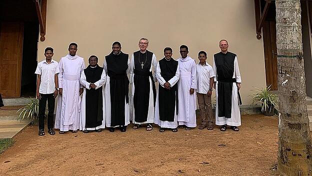 Abt Maximilian Heim mit Mitbrüdern auf Sri Lanka
