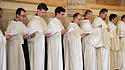 Frater Clemens Maria Spranger (l.) im Chor des Stifts Heiligenkreuz
