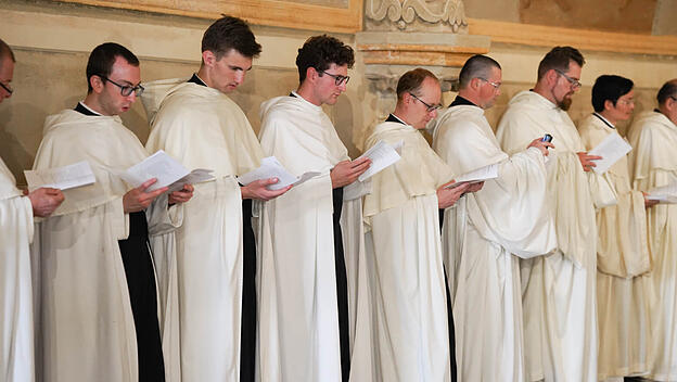 Frater Clemens Maria Spranger (l.) im Chor des Stifts Heiligenkreuz