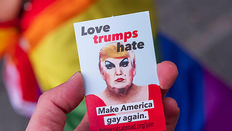 Trump-Sticker beim Christopher Street Day