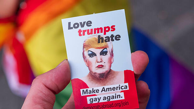 Trump-Sticker beim Christopher Street Day