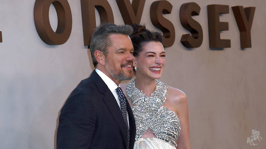 Matt Damon und Anne Hathaway: Zur Premiere erschien Odysseus mit seiner Penelope in Abendgarderobe.