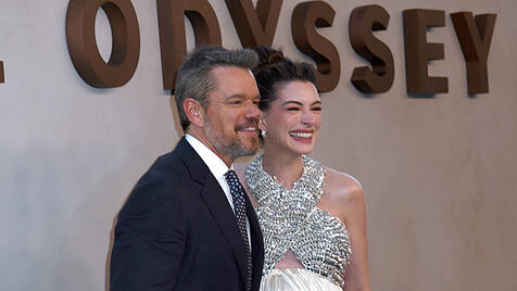 Matt Damon und Anne Hathaway: Zur Premiere erschien Odysseus mit seiner Penelope in Abendgarderobe.