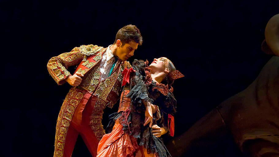 Tänzer der Ballett-Truppe des Spaniers Rafael Aguilar führen das Flamenco-Drama "Carmen" auf.