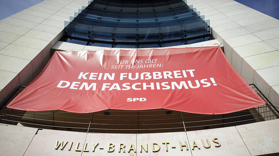 Banner an der SPD-Zentrale