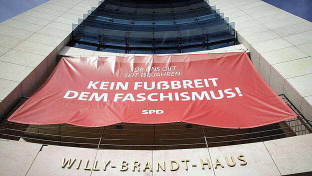 Banner an der SPD-Zentrale