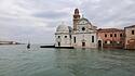 Schifffahrt entlang San Michele - der Friedhofsinsel von Venedig mit Blick auf die Insel Murano