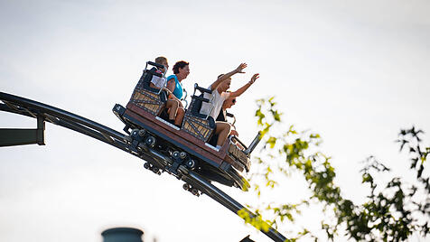 Achterbahn, Looping, Geschwindigkeit, Nervenkitzel, Freizeitpark, Menschenmenge, Schreie, Adrenalin, Sommer, blauer Himm