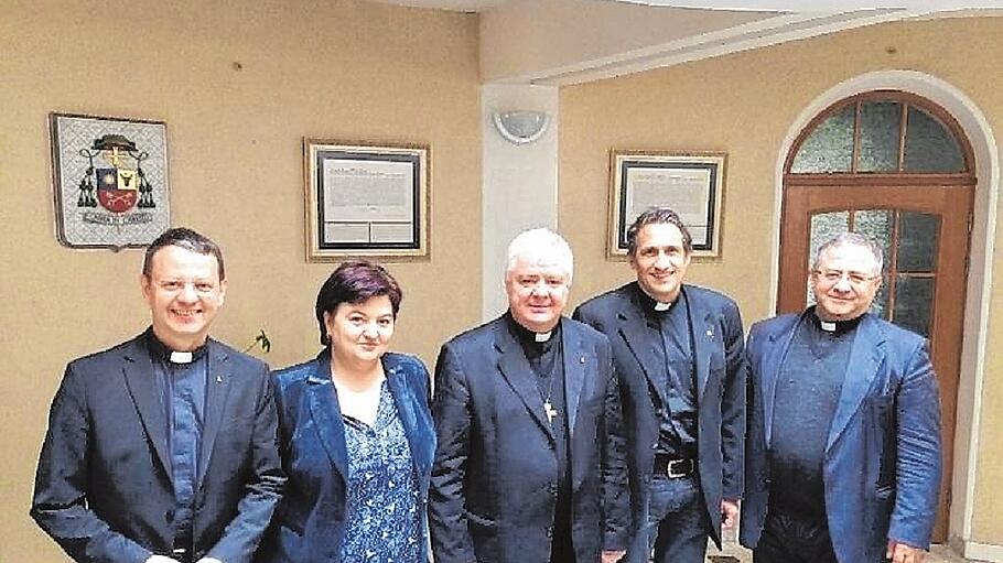 Otilia Sîrbu mit Geistlichen.