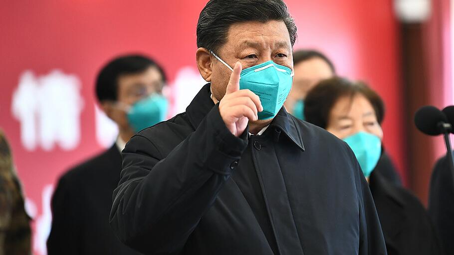 Präsident Xi Jinping beim Besuch eines Krankenhauses