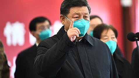 Präsident Xi Jinping beim Besuch eines Krankenhauses