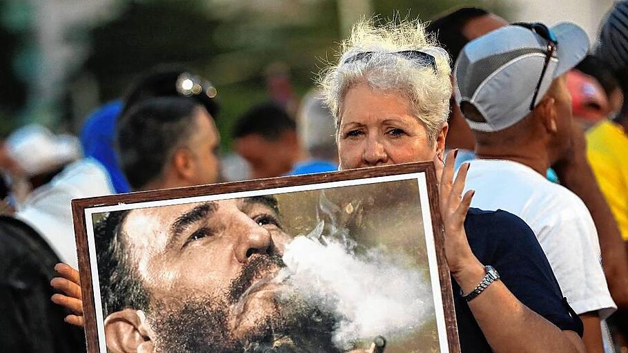 Cubans gather at Havana's Plaza of the Revolution to bid farewell