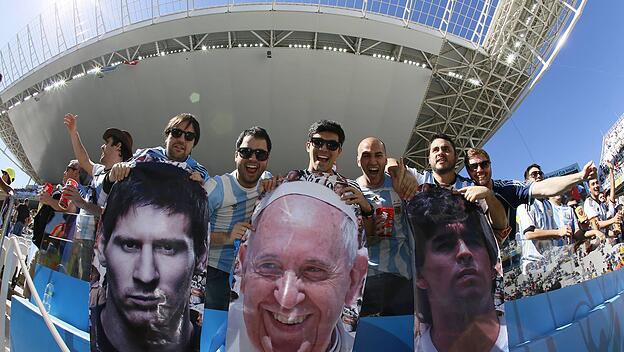 Fußball ja, Franziskus nein? 2022 hat Argentinien die WM-Trophäe nach Hause gebracht. Der Papst bleibt seiner Heimat hingegen bisher fern.