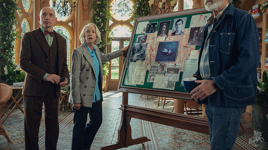 Der pensionierte Psychiater Ibrahim (Ben Kingsley), die ehemalige Geheimdienstlerin Elizabeth (Helen Mirren) und der exzentrische Gewerkschafter Ron (Pierce Brosnan) nehmen trotz fortgeschrittenen Alters ihre Ermittlerrolle sehr ernst.