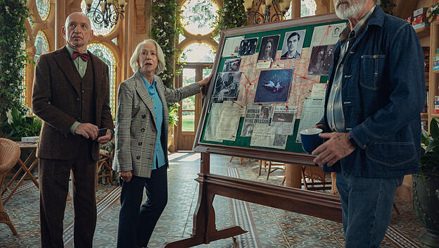 Der pensionierte Psychiater Ibrahim (Ben Kingsley), die ehemalige Geheimdienstlerin Elizabeth (Helen Mirren) und der exzentrische Gewerkschafter Ron (Pierce Brosnan) nehmen trotz fortgeschrittenen Alters ihre Ermittlerrolle sehr ernst.