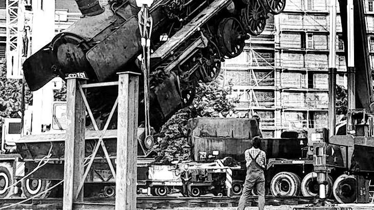 Aktionskünstler Wolf Vostell ließ im August 1987 eine Dampflokomotive aus der DDR auf den Rücken legen