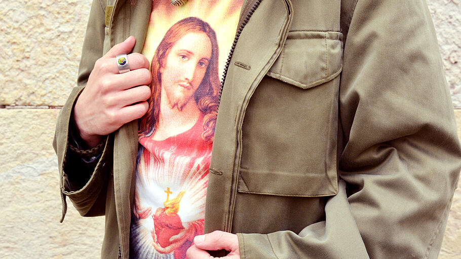 Men with Jesus Shirt in Vintage Look