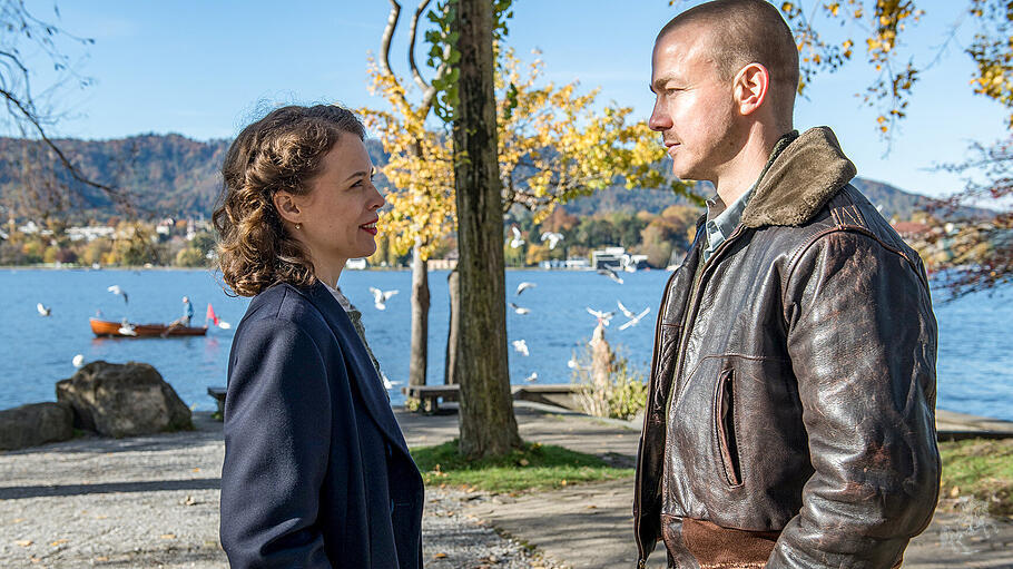 Ist dieser James Larkin White (Albrecht Schuch) ein US-Amerikaner oder der gesuchte Anatol Stiller? Ist sich Stillers Frau Julika (Paula Beer) ihrer Einschätzung sicher?