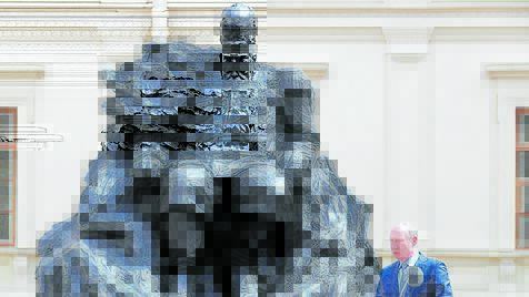 Wladimir Putin bei Rede vor Denkmal