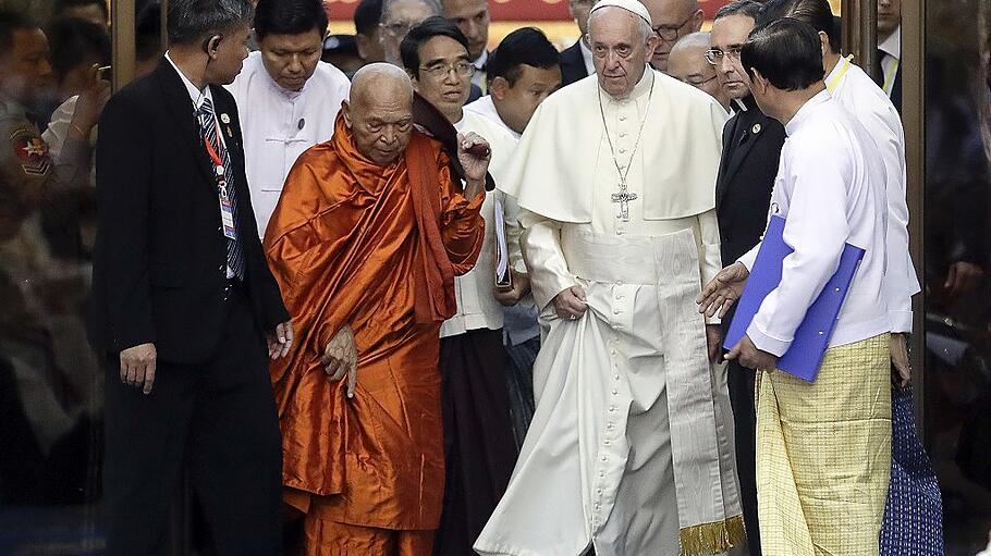 Papst Franziskus zog vor Ehrfurcht die Schuhe vor dem Besuch der Kaba Aye-Pagode aus