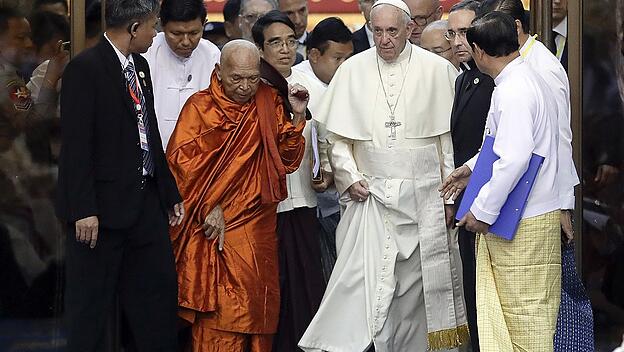 Papst Franziskus zog vor Ehrfurcht die Schuhe vor dem Besuch der Kaba Aye-Pagode aus
