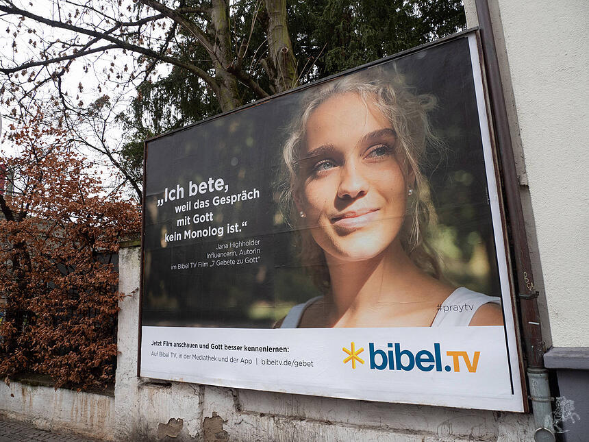Plakat wirbt fürs beten Werbeplakat von bibel.tv mit der christlichen Influencerin Jana Highholder zum Thema beten Offenbach am Main Hessen Deutschland.