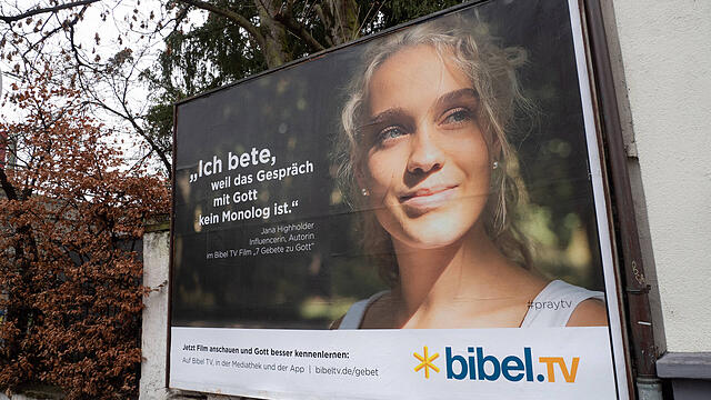Plakat wirbt fürs beten Werbeplakat von bibel.tv mit der christlichen Influencerin Jana Highholder zum Thema beten Offenbach am Main Hessen Deutschland.