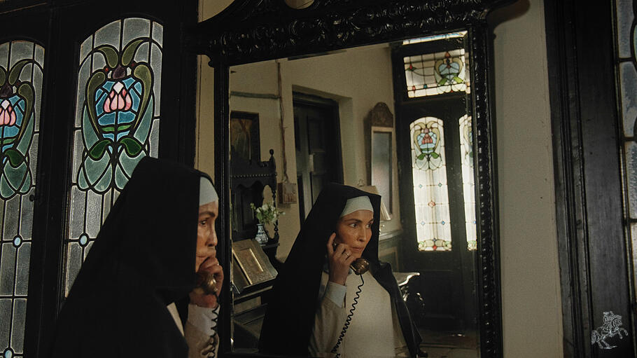 Teresa (Noomi Rapace) wartet sehnsüchtig auf den Brief aus Rom, der über ihr Gesuch entscheiden soll, einen eigenen Orden gründen zu dürfen