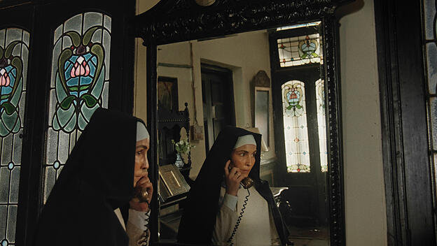 Teresa (Noomi Rapace) wartet sehnsüchtig auf den Brief aus Rom, der über ihr Gesuch entscheiden soll, einen eigenen Orden gründen zu dürfen