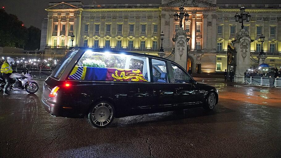 Leichenwagen mit dem Sarg von Queen Elizabeth II. trifft am Buckingham Palast ein