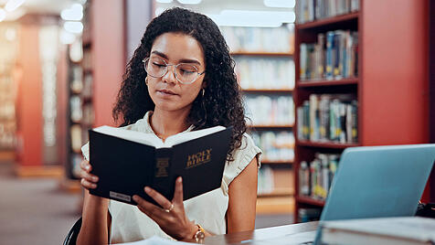 Studentin liest Bibel