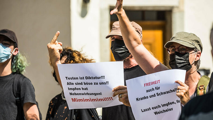 Die Fronten werden härter: Demonstranten zeigen obszöne Handzeichen