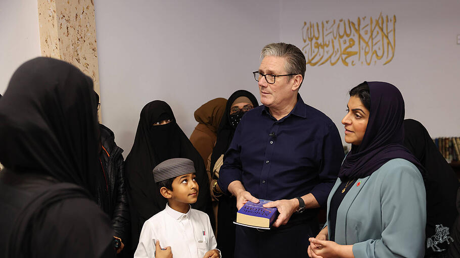 Keir Starmer besucht eine Moschee