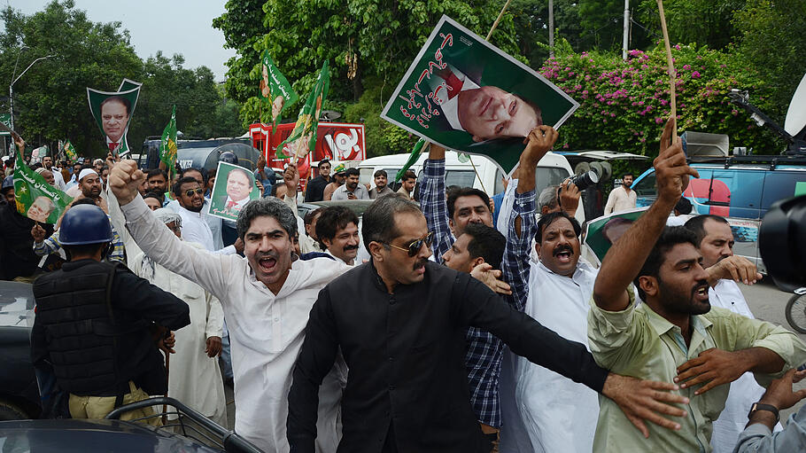 Pakistans Ministerpräsident seines Amtes enthoben