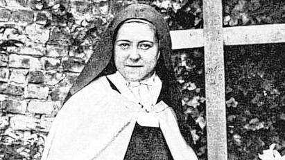 Theresia von Lisieux im Garten des Karmel von Lisieux.