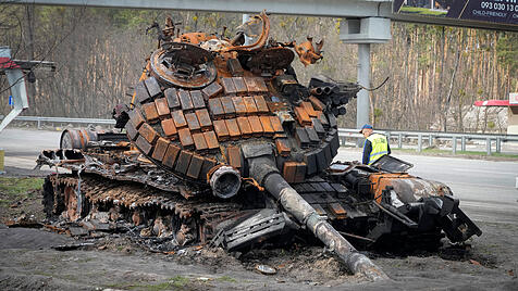Einer der zahllosen russischen Panzern, die von Ukrainern zerschossen wurden