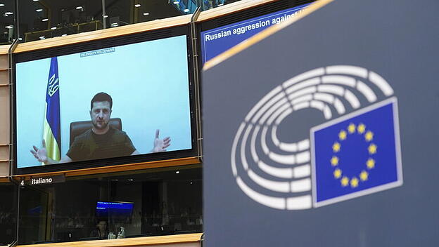 Präsidenten Wolodymyr Selenksyj spricht per Video vor dem EU Parlament.