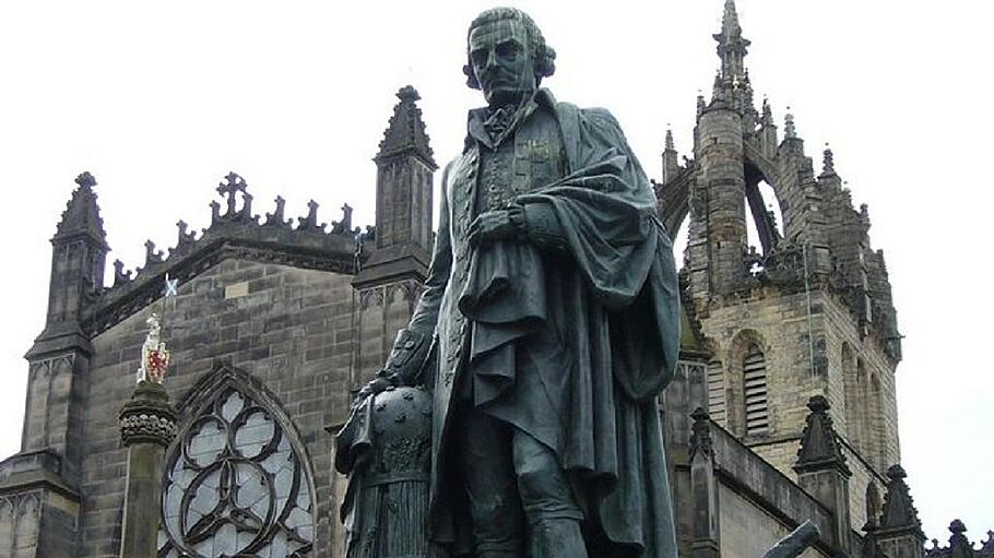 Statue von Adam Smith vor der St. Giles Kirche in Edinburgh