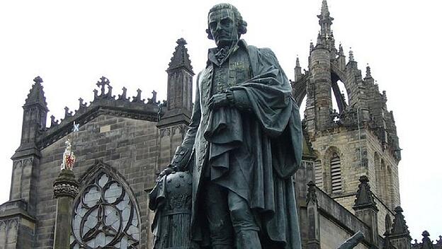 Statue von Adam Smith vor der St. Giles Kirche in Edinburgh