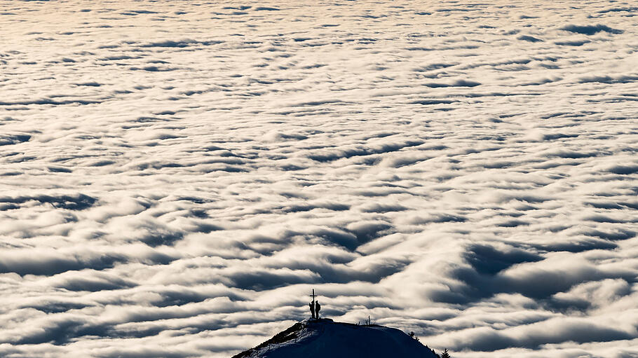 Gipfel über Wolken