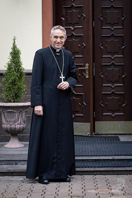 Erzbischof Georg Gänswein vor der Nuntiatur in Vilnius, Litauen.