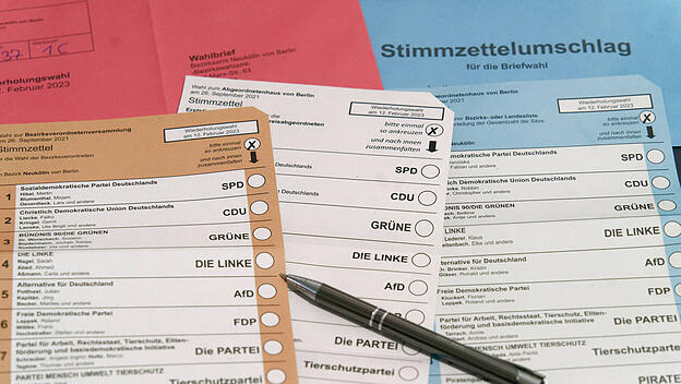 Wahlschein und Stimmzettelumschlag fuer die Wiederholungswahl am 12.02.2023 zum Abgeordnetenhaus von Berlin, Briefwahl,