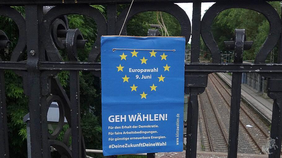Ein Plakat ruft zum wählen für die Europawahl auf.