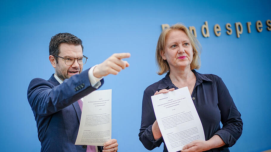 Lisa Paus und Marco Buschmann stellen in der Bundespressekonferenz das Eckpunktepapier zum Selbstbestimmungsgesetz vor