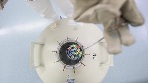 Eine Biologin entnimmt im Kinderwunschzentrum eingefrorene Eizellen