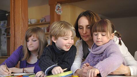 Mutter hilft Kindern bei den Hausaufgaben