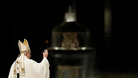 Papst Franziskus feiert eine Messe mit Ordensleuten zum Abschluss des Jahres der Orden am 2. Februar 2016